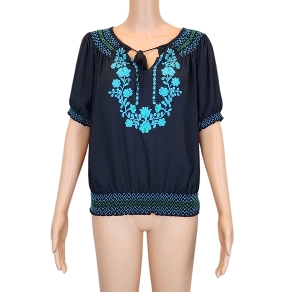 New York & Company Tops - New York & Company short sleeve Embroidery front top